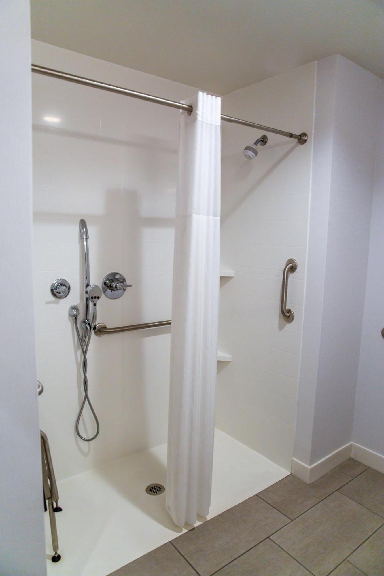 Hampton Inn-pontiac 3*